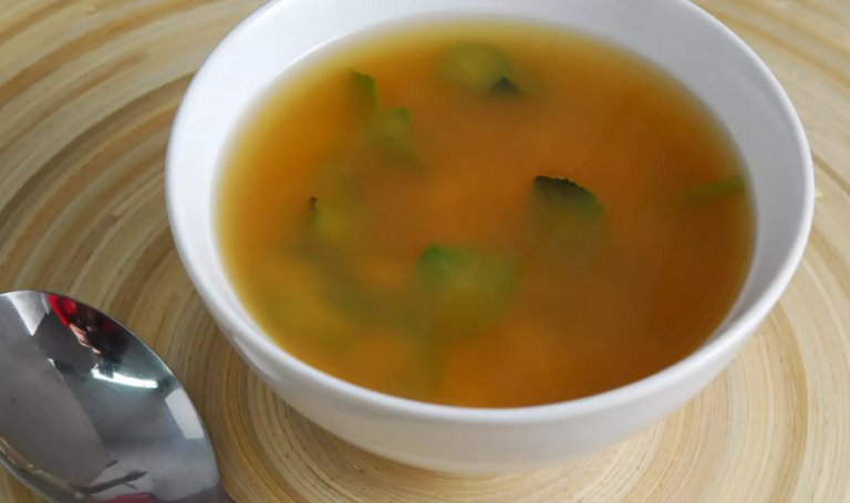 Sopa de verduras con hierbabuena